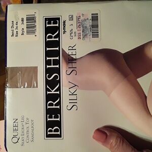 NWT 3x-4x Berkshire Sand Dune Silky Sheer Pantyhose